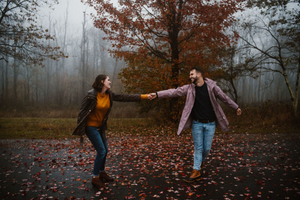 7 Ide Pose Pre-wedding di Bawah Derai Hujan. Duh, Romantisnya Sungguh Nggak Ketulungan~