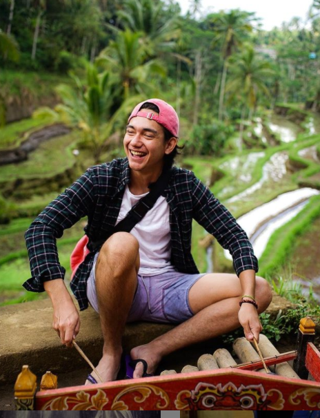 Kumpulan Gaya Nyentrik Adipati Dolken. Ini yang Sering Bikin Para Cewek Salfok!