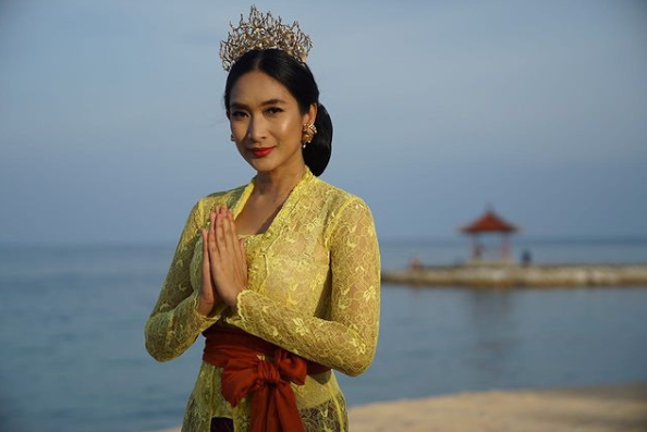 Kumpulan Foto Cantik Happy Salma Saat Pakai Kebaya; Bisa Jadi Referensi Nih!