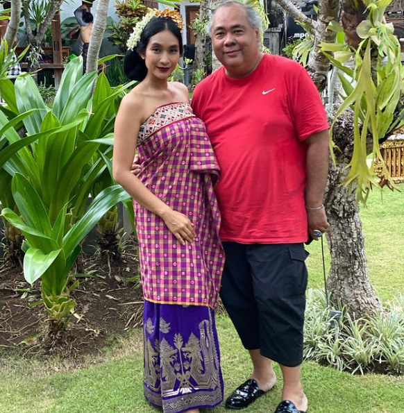 Kumpulan Foto Cantik Happy Salma Saat Pakai Kebaya; Bisa Jadi Referensi Nih!