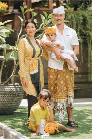 Kumpulan Foto Cantik Happy Salma Saat Pakai Kebaya; Bisa Jadi Referensi Nih!