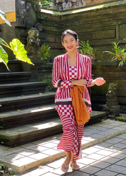 Kumpulan Foto Cantik Happy Salma Saat Pakai Kebaya; Bisa Jadi Referensi Nih!