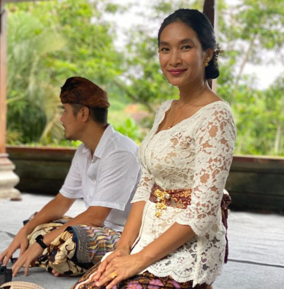 Kumpulan Foto Cantik Happy Salma Saat Pakai Kebaya; Bisa Jadi Referensi Nih!