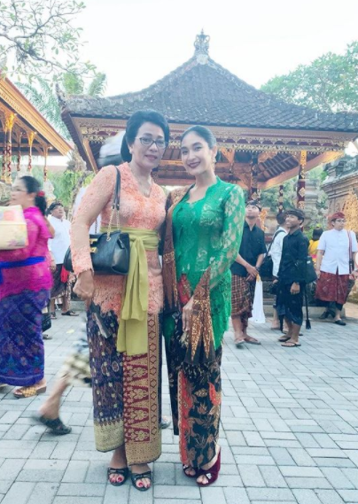 Kumpulan Foto Cantik Happy Salma Saat Pakai Kebaya; Bisa Jadi Referensi Nih!