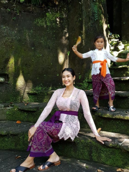 Kumpulan Foto Cantik Happy Salma Saat Pakai Kebaya; Bisa Jadi Referensi Nih!