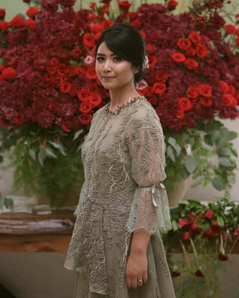 Nggak Terpikirkan Sebelumnya, Ini 9 Modifikasi Bagian Lengan Kebaya yang Unik tapi Elegan