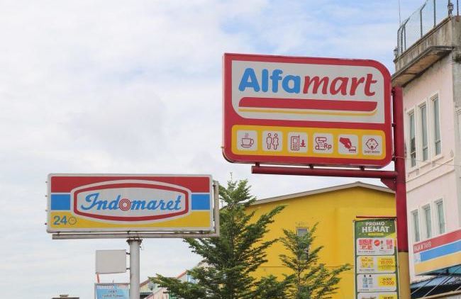 4 Alasan Kenapa Lokasi Alfamart dan Indomaret Selalu Berdekatan. Begini Kalau dari Segi Bisnis