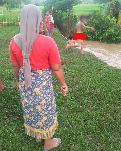 11 Potret Kocak Anak Dicariin Emaknya. Momen ini Kalau Diingat Bikin Kangen Sekaligus Ngakak, ya :D