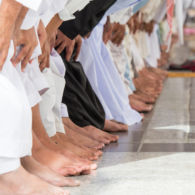 Keisengan Bocah Saat Salat Bareng Temannya di Masjid. Dulu Kamu Begini juga, kan?