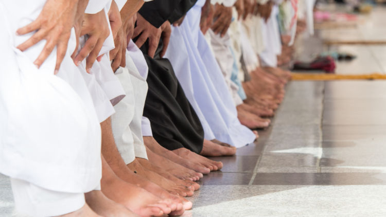 Keisengan Bocah Saat Salat Bareng Temannya di Masjid. Dulu Kamu Begini juga, kan?