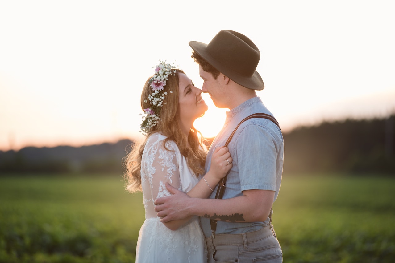 7 Suka Duka Menikahi si Pendiam yang Katanya Cool. Sweet, Tapi Ya Gitu deh~