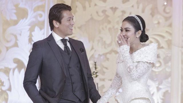 5 Brand Setelan Jas yang Jadi Langganan Selebritas Pria Saat Menikah. Elegan dan Mewah!