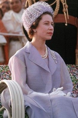 8 Bukti Kalau Ratu Elizabeth II Sudah Modis Sejak Dulu. Masih Cantik, Meski Sudah Bercucu!