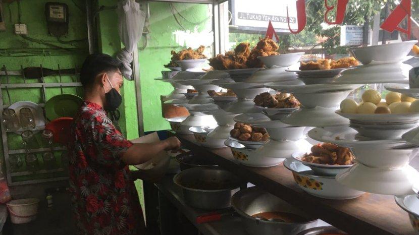 Pesan Air Putih di Warung itu Nggak Salah. Anjuran untuk Tetap Santai Hadapi Pedagang yang Sinis