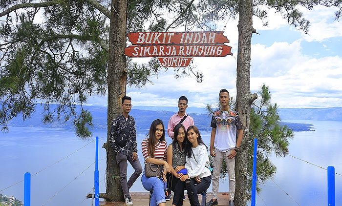 #DiIndonesiaAja-Menyaksikan Keindahan Danau Toba dari Bukit Indah Simarjarunjung