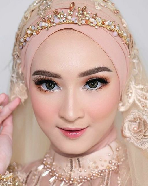 12 Ide Headpiece Cantik untuk Hijab Pernikahan. Dari yang Ekstra sampai yang Elegan!