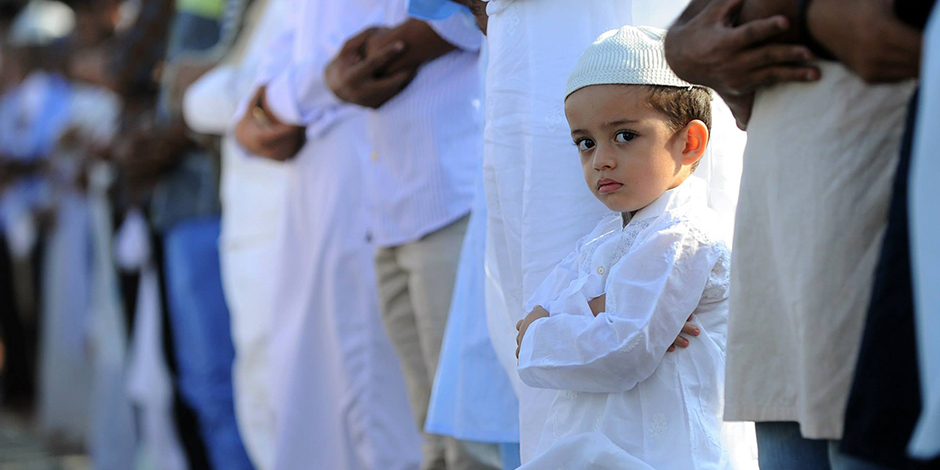 Keisengan Bocah Saat Salat Bareng Temannya di Masjid. Dulu Kamu Begini juga, kan?