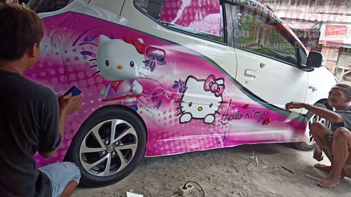 Kamu Pasti Sering Banget Menemukan Stiker ini di Belakang Mobil Orang Indonesia. Akurat Nggak nih?