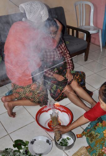 Mengulik 5 Tradisi Kelahiran Bayi dari Berbagai Daerah di Indonesia. Ada Tradisi Moana Juga~