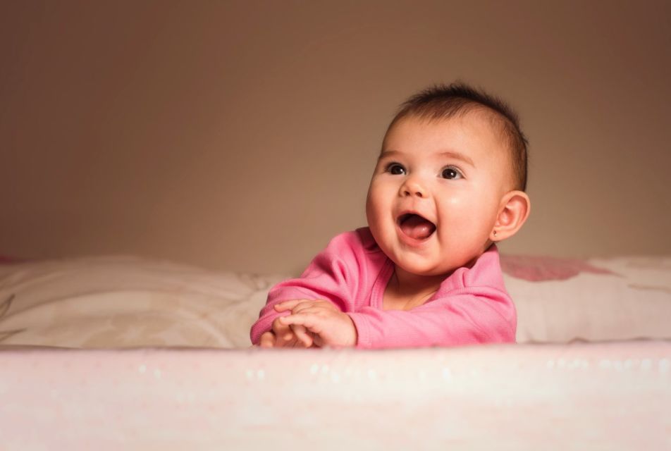 8 Makna Mimik Wajah Bayi yang Sering Sulit Diartikan. Antara Bosan atau Marah, Tipis Aja Bedanya