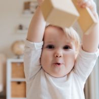 8 Makna Mimik Wajah Bayi yang Sering Sulit Diartikan. Antara Bosan atau Marah, Tipis Aja Bedanya