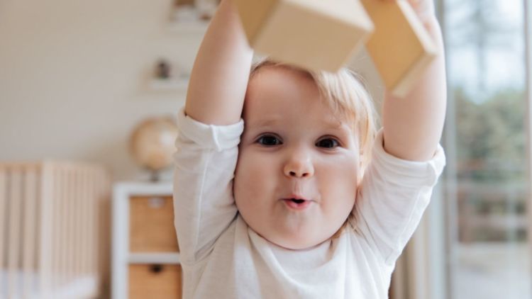 8 Makna Mimik Wajah Bayi yang Sering Sulit Diartikan. Antara Bosan atau Marah, Tipis Aja Bedanya