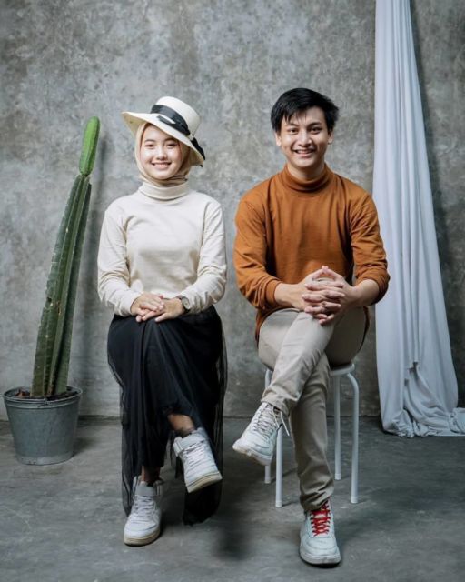 12 Ide Foto Pre-wedding Berlatar Concrete Wall ala Industrial. Kece!