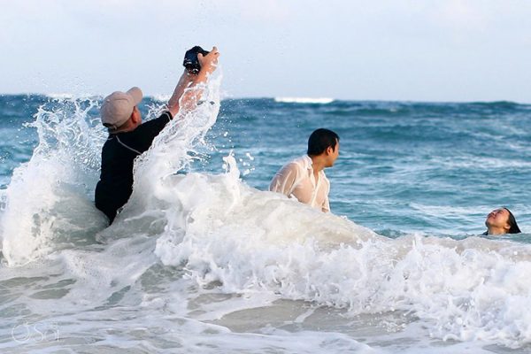 10 Potret Perjuangan Gigih Para Fotografer Pre-wedding. Rela Jungkir Balik Demi Hasil Terbaik!