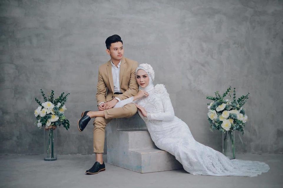 12 Ide Foto Pre-wedding Berlatar Concrete Wall ala Industrial. Kece!