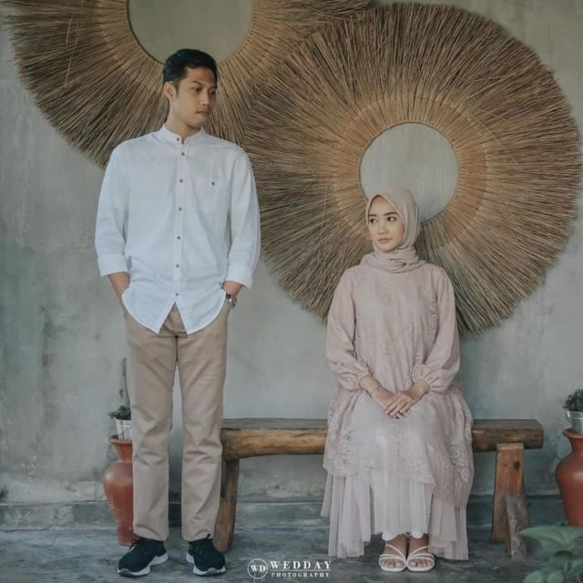 12 Ide Foto Pre-wedding Berlatar Concrete Wall ala Industrial. Kece!