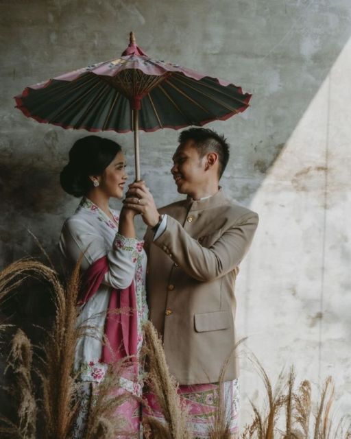 12 Ide Foto Pre-wedding Berlatar Concrete Wall ala Industrial. Kece!