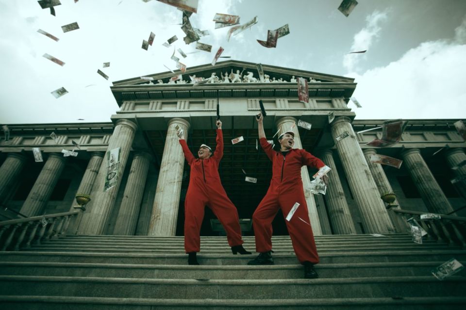 14 Potret Pre-wedding Unik dengan Tema Serial 'Money Heist'. Keren Total, Mirip Adegan Aslinya!