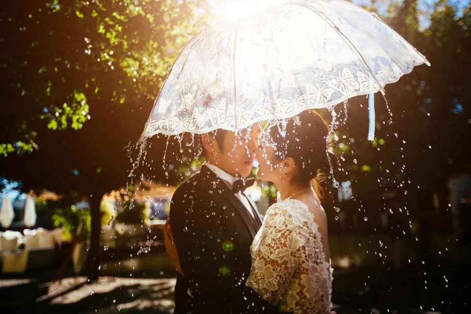 7 Ide Pose Pre-wedding di Bawah Derai Hujan. Duh, Romantisnya Sungguh Nggak Ketulungan~