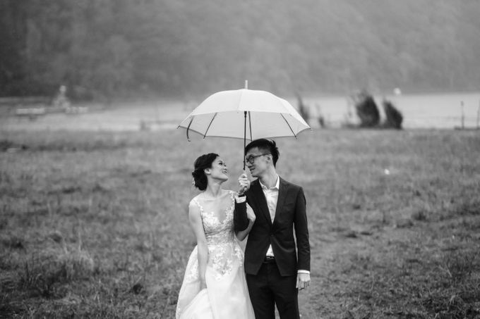 7 Ide Pose Pre-wedding di Bawah Derai Hujan. Duh, Romantisnya Sungguh Nggak Ketulungan~