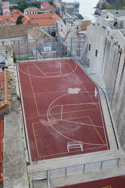 11 Desain Lapangan Basket yang Kelewat Absurd. Orang Mau Main ke Sini Pasti Mikir-Mikir Dulu