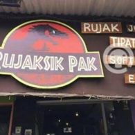 11 Potret Kocak Nama Warung yang Terinspirasi dari Judul Film. Biar Mudah Diingat Kali, ya?