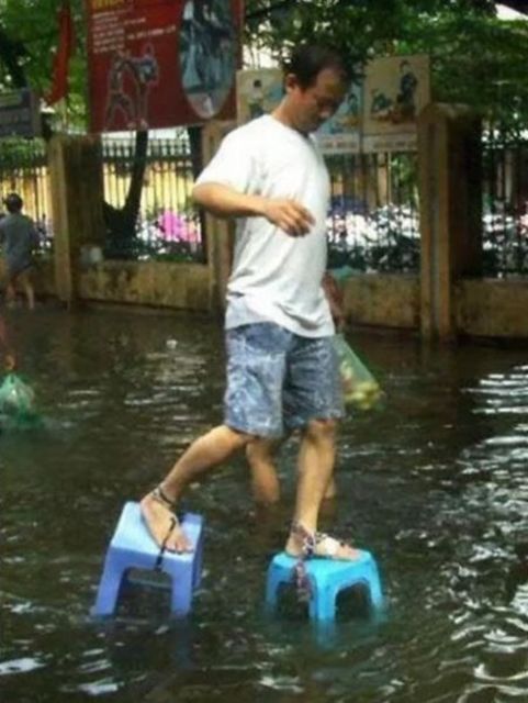 11 Potret Mitigasi Bencana Paling Lawak Saat Banjir Melanda. Gambaran Orang Kelewat Santai nih