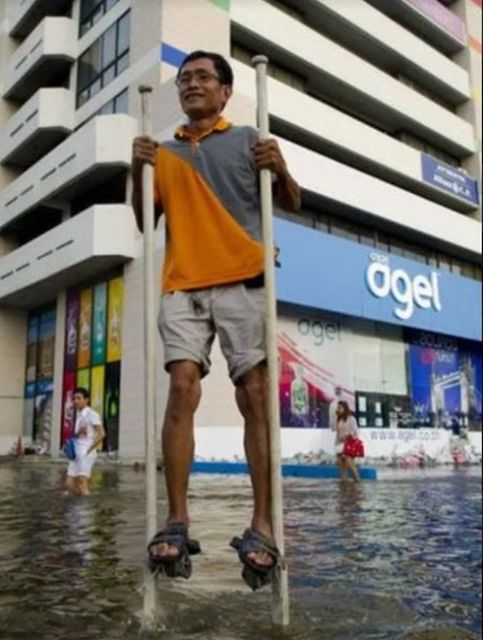 11 Potret Mitigasi Bencana Paling Lawak Saat Banjir Melanda. Gambaran Orang Kelewat Santai nih