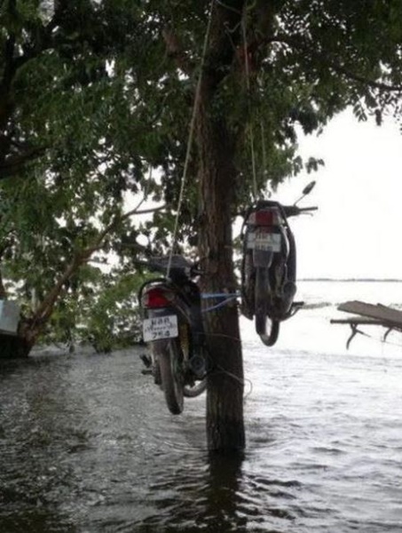 11 Potret Mitigasi Bencana Paling Lawak Saat Banjir Melanda. Gambaran Orang Kelewat Santai nih