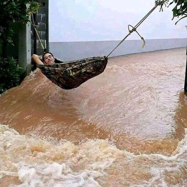 11 Potret Mitigasi Bencana Paling Lawak Saat Banjir Melanda. Gambaran Orang Kelewat Santai nih