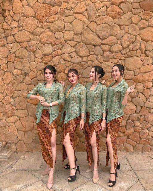 Pesona 9 Kebaya Kutu Baru Modern yang Masih Digemari di Penghujung Tahun. Super Anggun!