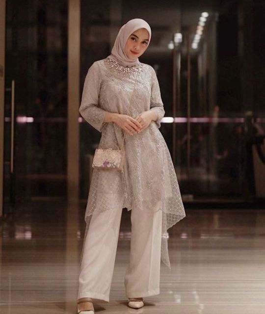 8 Potret Kebaya dan Celana Putih Buat Kondangan. Elegan dan Bisa Bikin Langsing!