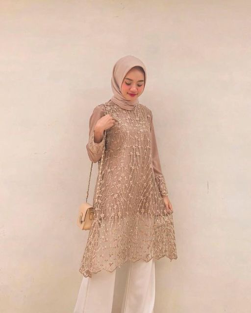 8 Potret Kebaya dan Celana Putih Buat Kondangan. Elegan dan Bisa Bikin Langsing!