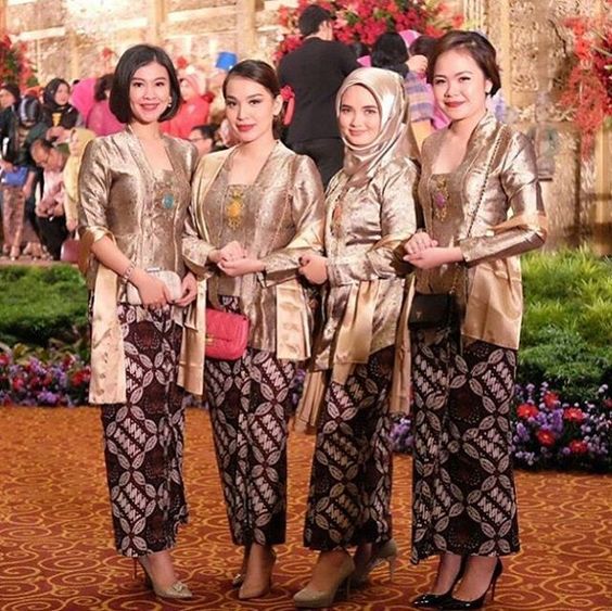 8 Model Kebaya yang Cocok Dipakai Buat Acara Malam Hari. Pilihan Warnanya Elegan!