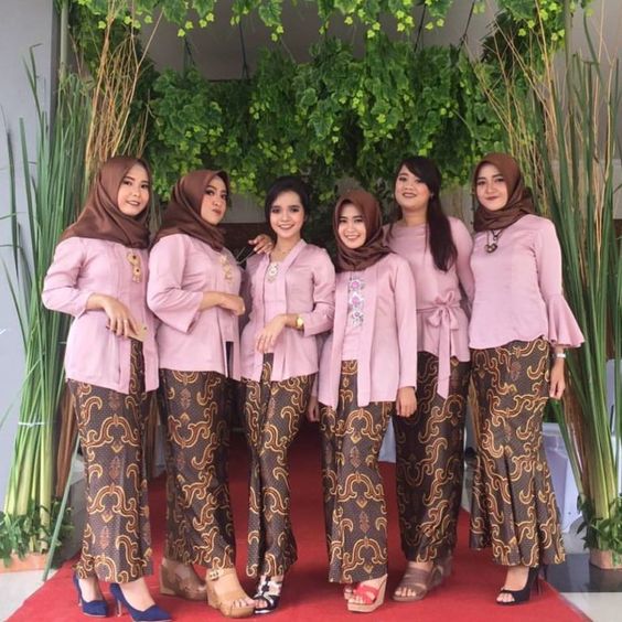 Pesona 9 Kebaya Kutu Baru Modern yang Masih Digemari di Penghujung Tahun. Super Anggun!