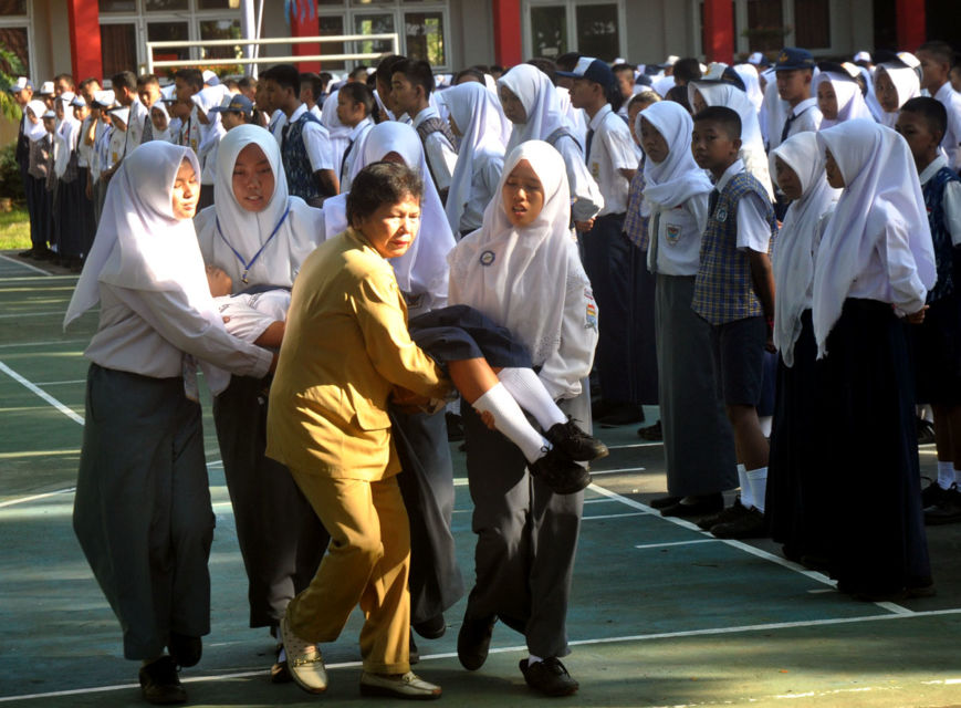 Pura-pura Pingsan Saat Upacara Adalah Momen Terlicik Zaman Sekolah. Ada yang Pernah Begini?