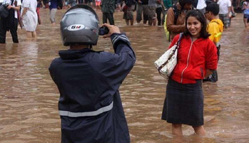 11 Potret Mitigasi Bencana Paling Lawak Saat Banjir Melanda. Gambaran Orang Kelewat Santai nih