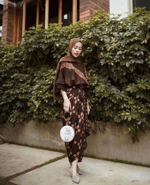 Ingin Tampil Lebih Elegan? Coba Deh Pakai 9 Setelan Batik yang Langka nan Cantik Ini!