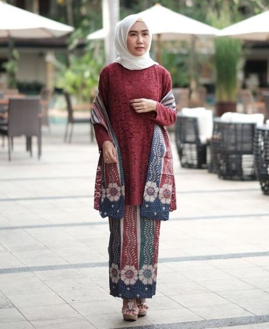 Ingin Tampil Lebih Elegan? Coba Deh Pakai 9 Setelan Batik yang Langka nan Cantik Ini!