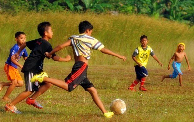 6 Aturan Kocak Sepak Bola Ala Bocah Kampung. FIFA juga Pusing Kalau Nonton Pertandingannya!